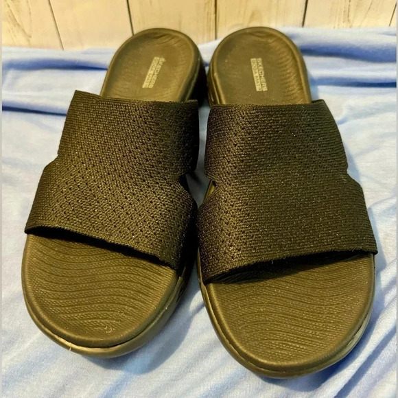 Sketchers women’s black slip on goga mat shoes size 10 - Picture 2 of 6